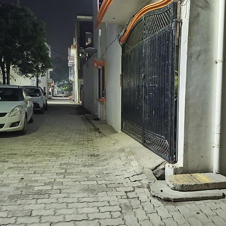 Girija Shail Bhavan Ayodhya Екстериор снимка